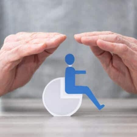 foto di un operatore che assiste un disabile