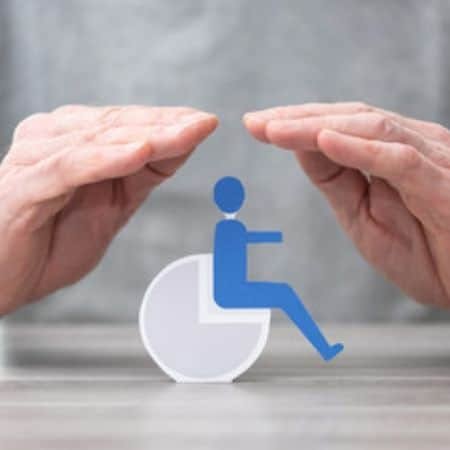 foto di un operatore che assiste un disabile