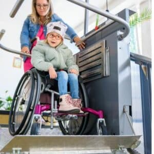 foto ausilio con pedana per sollevamento di un disabile